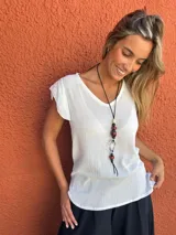 Blusa blanca de escote en V y mangas cortas con volados.