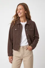 Campera de denim marrón, de corte corto, con bolsillos frontales con solapa y cierre de botones metálicos.