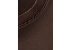 Camiseta de manga corta y cuello redondo, de corte recto y color marrón oscuro.
