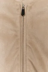 Chaqueta color beige con efecto ante, cuello redondo, manga larga y cierre frontal con cremallera. Presenta un bajo en evasé y un cinturón fino de cuero marrón oscuro con hebilla metálica.