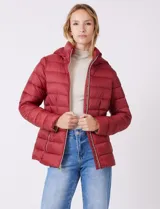 Campera puffer Michael Kors de color blanco, con diseño acolchado, cierre frontal metálico, bolsillos laterales con cierre y capucha desmontable. Incluye bolsa autoportante para guardado.