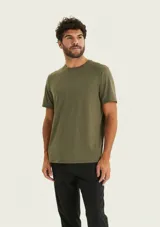 Remera deportiva de manga corta, color verde militar, con cuello redondo y diseño texturizado.