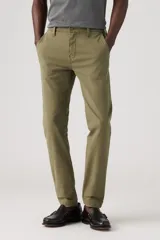 Pantalón chino color verde oliva, de corte slim, con tiro medio y confeccionado en tela sin elasticidad.