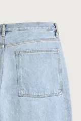 Jeans tapered wide fit de hombre, confeccionados en denim de algodón con efecto lavado en tono azul oscuro. Presentan diseño de cinco bolsillos, tiro medio, corte relajado y cierre frontal con cremallera y botón.
