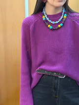 Collar corto con cuentas de madera, acrílico y cristales en tonos turquesa, amarillo, marrón y fucsia.