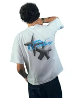 Remera blanca de algodón con corte boxy y caída recta. Estampa trasera con dos figuras abstractas en degradado negro y texto en azul claro que dice "support local Creativas".