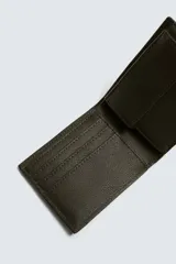 Billetera plegable de diseño compacto con acabado texturizado. Cuenta con compartimento para billetes, ranuras para tarjetas y monedero con cierre de clip.