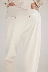 Pantalón de pana de algodón con tiro bajo y calce relajado. Presenta una botonadura frontal visible como detalle principal y diseño de estilo vintage.