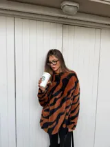 Buzo de peluche con estampado animal print de leopardo, de corte oversize, cuello redondo y mangas largas.