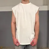 Musculosa blanca de corte holgado y sisas amplias.