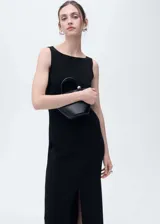 Vestido midi de punto fino color negro, con diseño recto, cuello barco y sin mangas. Presenta una abertura frontal en el bajo.