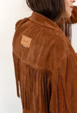 Blazer marrón de gamuza con flecos en la espalda y mangas largas.