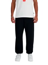 Pantalon de jogging New Balance color negro, con cintura elastizada y puños en los tobillos. Cuenta con el logo bordado en blanco en la pierna izquierda.
