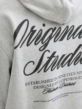 Buzo con capucha de corte holgado, confeccionado en tejido loopback con interior levemente afelpado. Presenta bolsillo canguro frontal y estampados en el frente y la espalda.