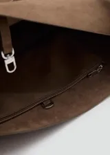 Bolso tipo shopper de gamuza marrón, con doble asa de hombro y diseño estructurado de líneas limpias.