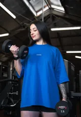 Remera negra de algodón, corte oversize, con inscripción 'GAINS.' en el frente.