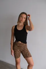 Short tipo biker de lycra con estampado de leopardo en tonos marrones y negros.