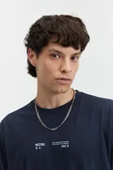 Remera azul marino de manga corta con cuello redondo y estampado de edificio moderno en la espalda.