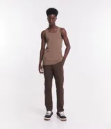 Pantalón skinny de sarga color marrón oscuro, con cierre de botón y cremallera, cintura con trabillas y bolsillos.