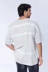 Remera beige con diseño tie dye horizontal en blanco.