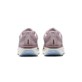 Championes de running Nike modelo Air Winflo 11, color negro con logo lateral blanco y entresuela blanca. Confeccionados con malla transpirable, espuma Cushlon 3.0 y unidad Nike Air completa para mayor amortiguación.