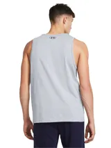Musculosa deportiva Under Armour de corte clásico, color gris melange con el logo de la marca estampado en negro en el frente.