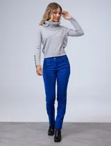 Pantalón de gabardina elastizada color beige, marca Zac & Rachel, corte slim, con pretina con pasadores, botón y cierre. Delantera con tres bolsillos y trasera con bolsillos ojal.