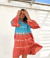 Vestido camisero corto con estampado batik en tonos turquesa y terracota con detalles dorados, cuello mao y mangas 3/4 acampanadas.