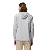 Remera de manga larga con capucha Columbia PFG, confeccionada en tejido técnico transpirable de secado rápido con tecnología Omni-Wick y protección solar Omni-Shade UPF 50. Presenta un diseño liso en color gris claro con el logo de la marca estampado en el pecho.