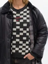 Tapado largo hasta las rodillas, color marrón, con vivos en color crema y cuello de pana. Tiene bolsillos delanteros, cierre frontal con botones a presión y cordón en la cintura para ajustar.