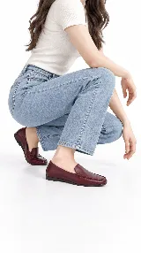 Mocasines de cuero vacuno color bordó, con diseño clásico de punta redonda y costuras visibles en el empeine.