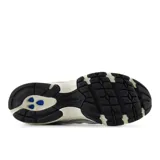 Championes urbanos New Balance modelo 740, con diseño retro en tonos blanco, plateado y detalles en violeta. Confeccionados en malla y materiales sintéticos, con el logo N característico en los laterales y suela de goma.