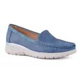 Mocasín azul de tela con suela blanca y detalle plateado en el talón.