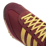 Championes adidas SL 72 OG de estilo retro, con base en color bordó, detalles en amarillo en las tres tiras laterales y cordones, y suela dentada en color caramelo.