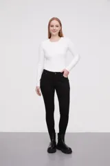 Pantalon jean de corte skinny y calce medio, color blanco, con bolsillos laterales y traseros.