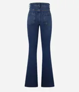 Pantalón bootcut de jeans con elastano, tiro alto, bolsillos delanteros y traseros, y cierre con botón.