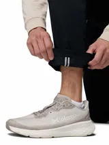 Pantalón largo negro de corte recto, con bolsillos laterales y traseros, confeccionado con mezcla de algodón elástico.