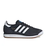 Championes Adidas SL 72 RS, color negro con las tres tiras blancas y detalles en azul.
