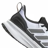 Championes de running Adidas Ultrarun 5, diseñados para terrenos irregulares. Presentan un exterior de malla técnica con acabado impermeable, mediasuela Bounce 2.0 para mayor amortiguación y suela Adiwear con tacos para un agarre superior. Incluyen detalles reflectantes para mayor visibilidad.