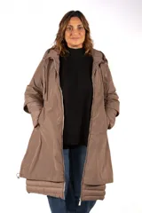 Campera tipo anorak de nylon color caqui, con diseño de largo midi, cierre frontal completo, capucha integrada y detalle de ruedo acolchado en la parte inferior.