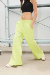 Pantalón semi oxford color verde lima, confeccionado en poplín 100% algodón, con cintura elastizada ancha, bolsillos delanteros, tiro medio y tajo en los laterales externos.