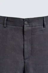 Pantalón de traje regular fit confeccionado en tejido de lino, con cierre frontal de cremallera y botón, bolsillos laterales y bolsillos traseros de vivo.