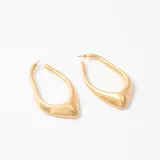 Caravanas de diseño orgánico y forma irregular, con acabado en tono dorado mate.