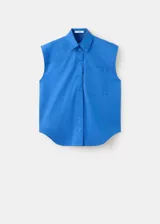 Camisa de popelín color azul, de diseño oversize y sin mangas, con cuello camisero, bolsillo parche delantero y cierre frontal con botones.