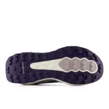 Championes de trail running New Balance Garoé V2, color lila con detalles en violeta oscuro. Presentan una capellada de malla técnica con refuerzos sintéticos, entresuela con tecnología Fresh Foam X para mayor amortiguación y suela AT Tread diseñada para tracción en diversos terrenos.