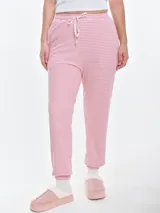 Pantalón de dormir de tela acanalada con diseño de rayas horizontales finas. Presenta cintura elastizada con cordón ajustable, bolsillos laterales y puños elásticos en los tobillos.