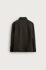 Sobrecamisa relaxed fit color beige con tejido elástico, cuello solapa, manga larga con puños abotonados, bolsillos de plastrón con solapa en el pecho, bolsillos laterales de vivo en la cadera y cierre frontal de botones.