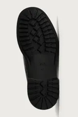 Zapato de vestir tipo derby fabricado en piel color negro, con horma redonda y suela track dentada.