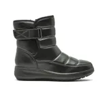 Bota acolchada de caña media, color negro, con diseño tipo puffer y ajuste mediante tira con velcro en el tobillo. Cuenta con suela de goma antideslizante y acabado en material sintético.