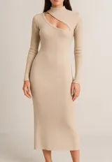 Vestido midi color beige de tejido de punto acanalado, con cuello alto y abertura asimétrica en el pecho.